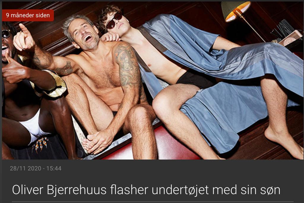 Oliver Bjerrehuus flasher undertøjet med sin søn